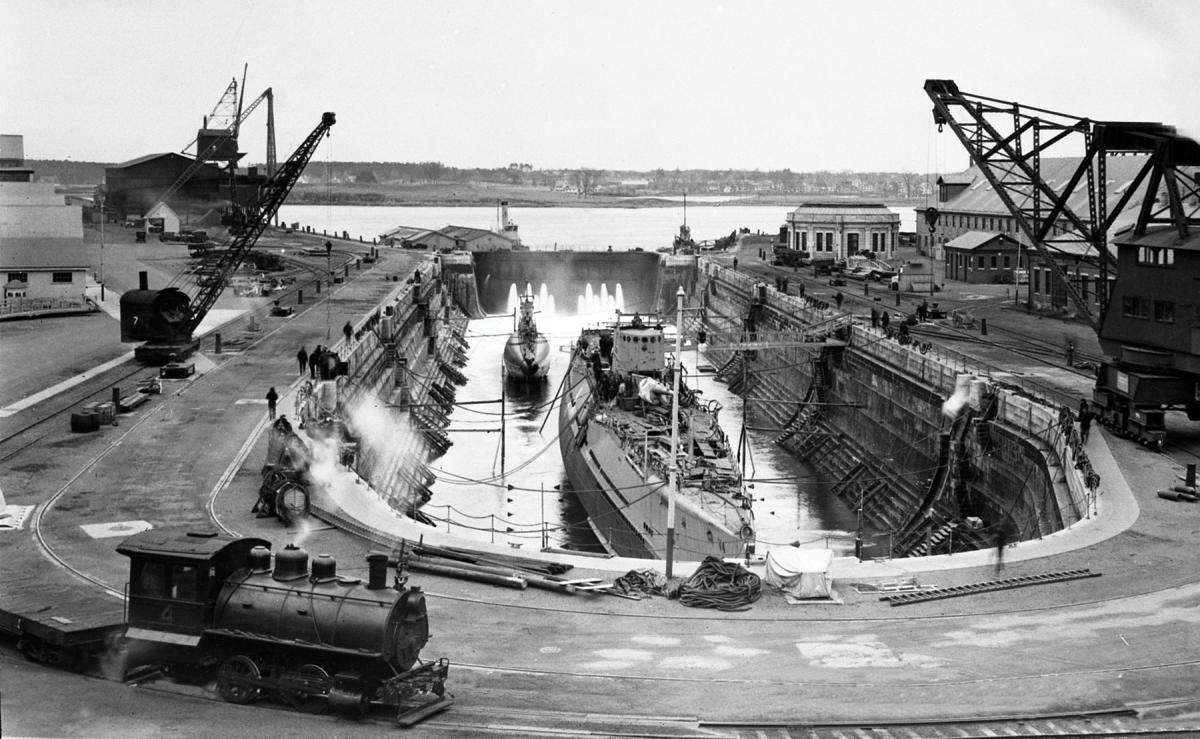 Two U.S. submarines under construction at Portsmouth Naval Shipyard before World War II.