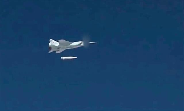 A MiG-31 Foxhound test-fires a Russian Kinzhal (“dagger”) hypersonic missile