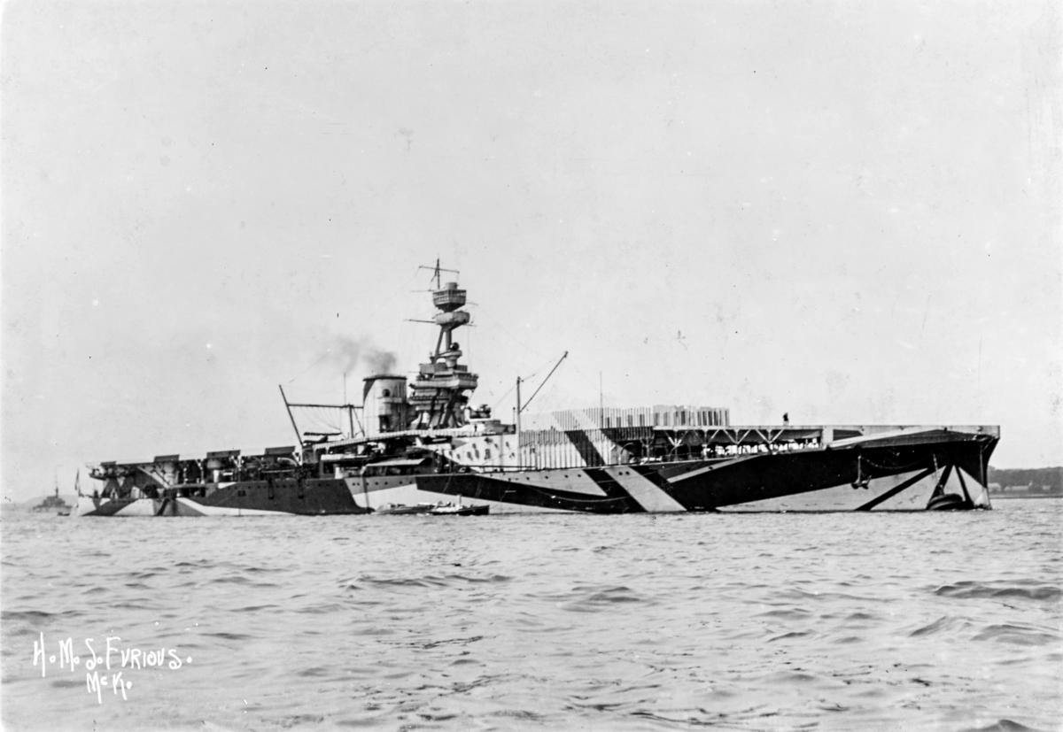 HMS Furious photographed in 1918, with palisade windbreaks raised on her flying-off deck, forward. 